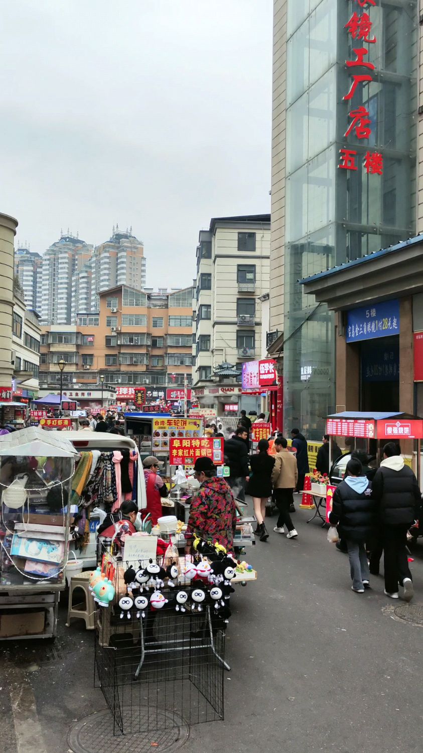 阜阳千百意后面的小吃街