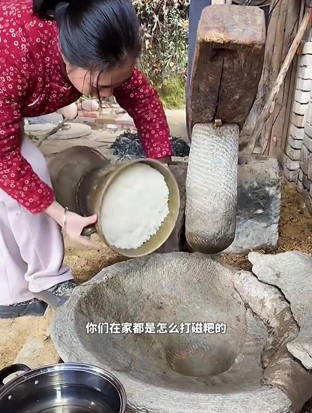 这套工具有年头了,人家这样打糍粑!