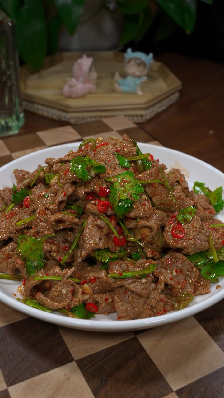 牛肉拌香菜是我家人都比较喜欢的一道小凉菜