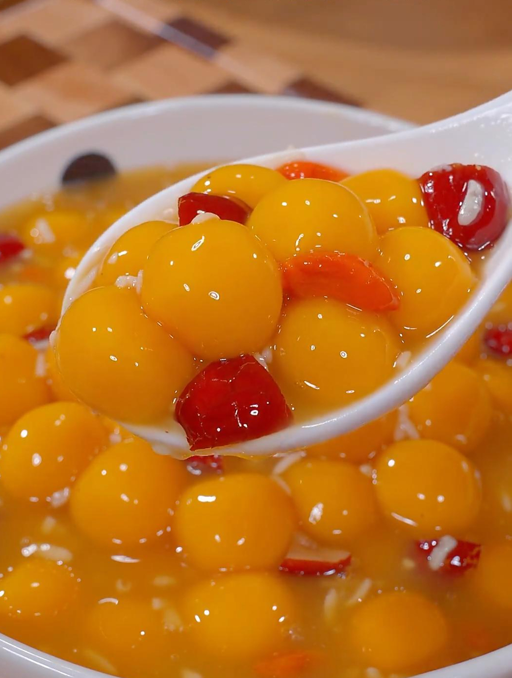 今天分享一道南瓜做的汤圆,软糯香甜的可好吃了