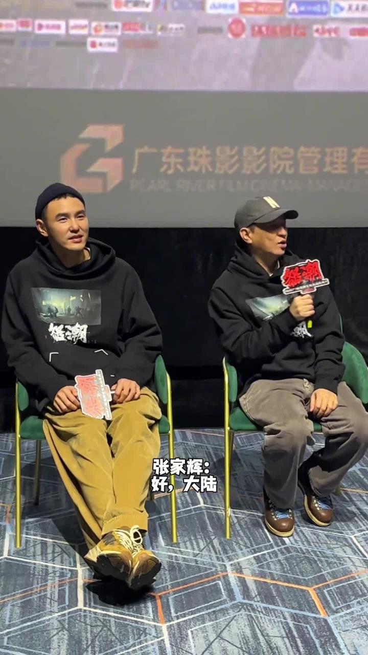 现场女观众怂恿,王大陆脱衣服秀肌肉