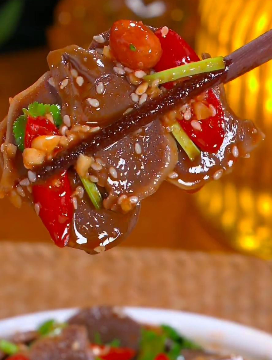 以后你要是想吃鸡胗了,你就像我这样做个 凉拌鸡胗,做法简单