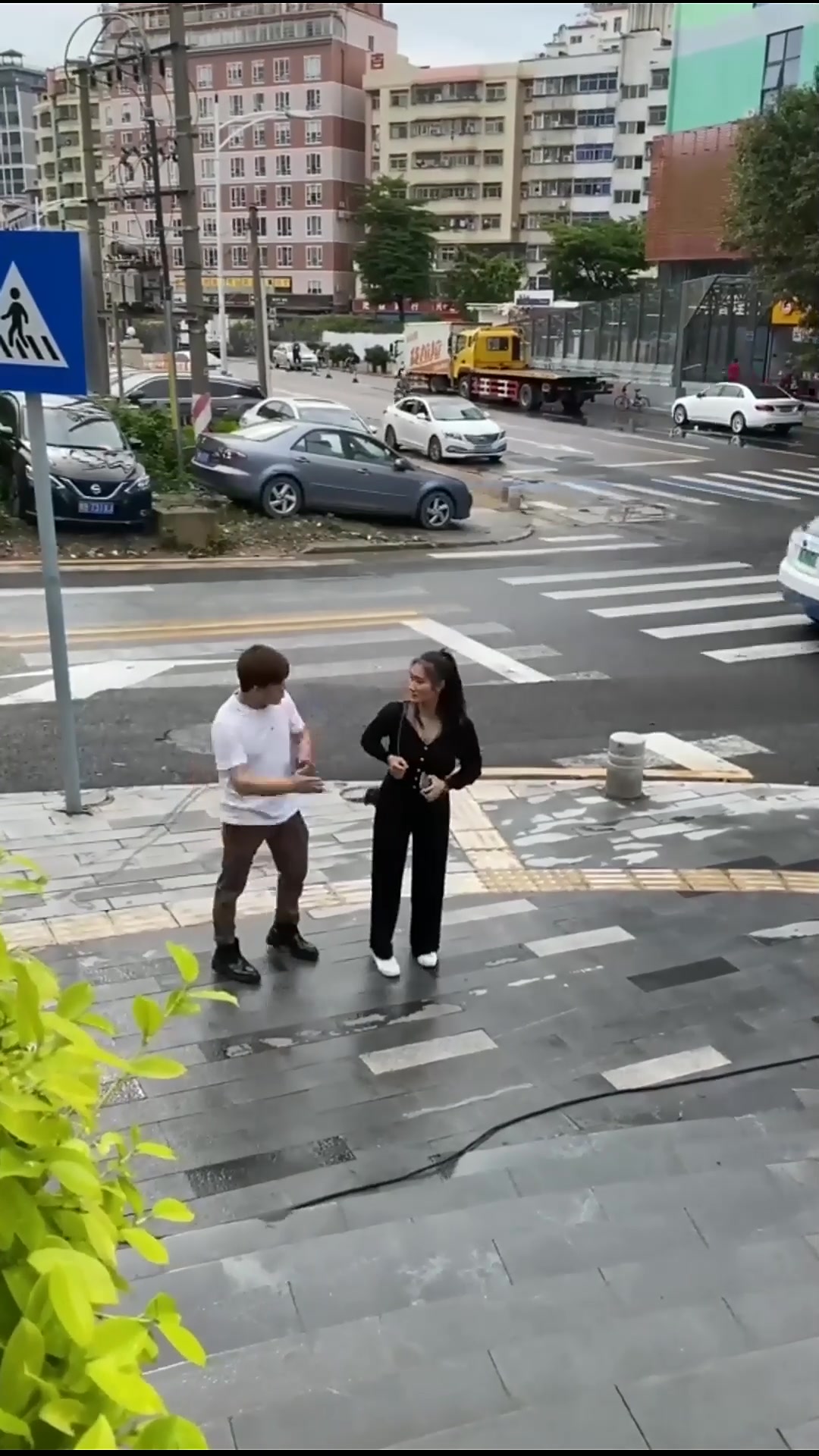 盘点情侣之间的搞笑瞬间,没有男生能拒绝跳山羊