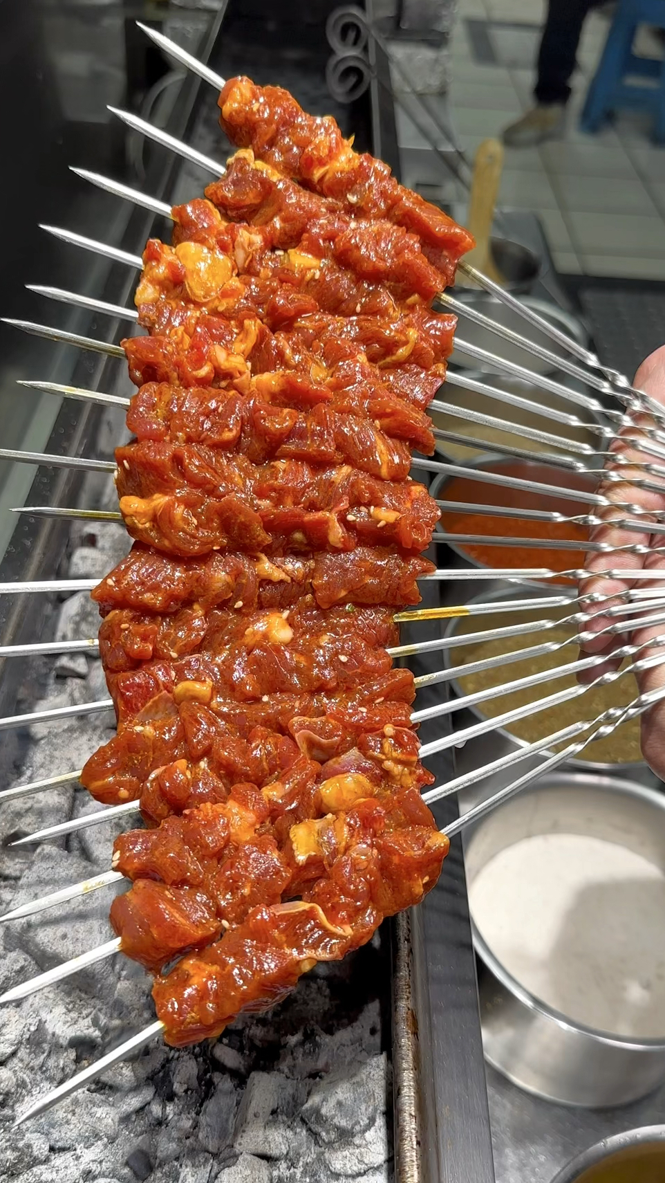 鲜香味美的香辣牛肉串腌制配方与烤制技巧