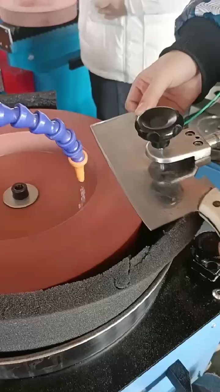 磨菜刀机器,告别传统磨菜刀的方式,这设计太快了。