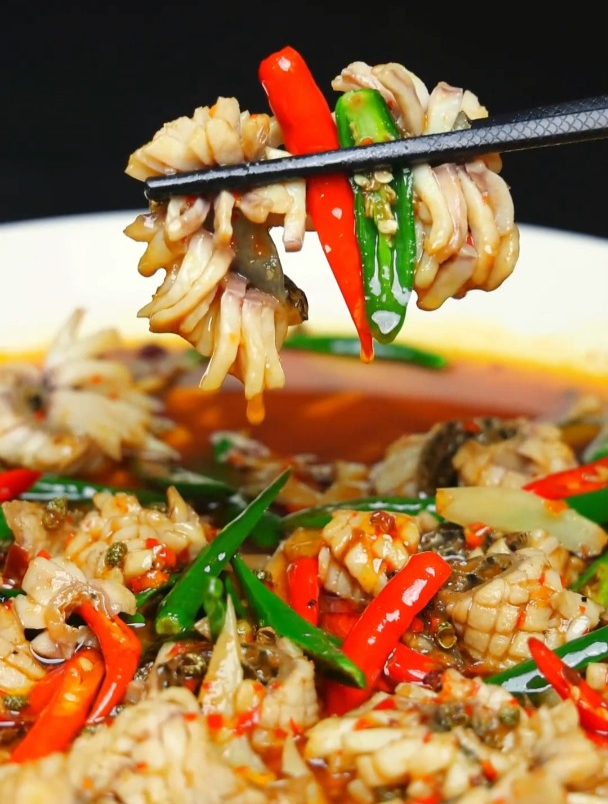 这样做一道火爆乌鱼花,爆炒一锅成菜,麻辣鲜香嫩,味道巴适