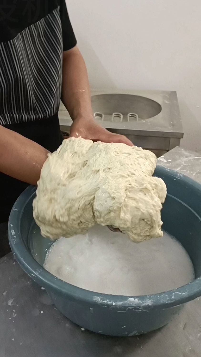 凉皮机蒸箱做凉皮,面筋却做好,其实做面筋也是有技巧的#凉皮机#米皮机#凉皮蒸笼