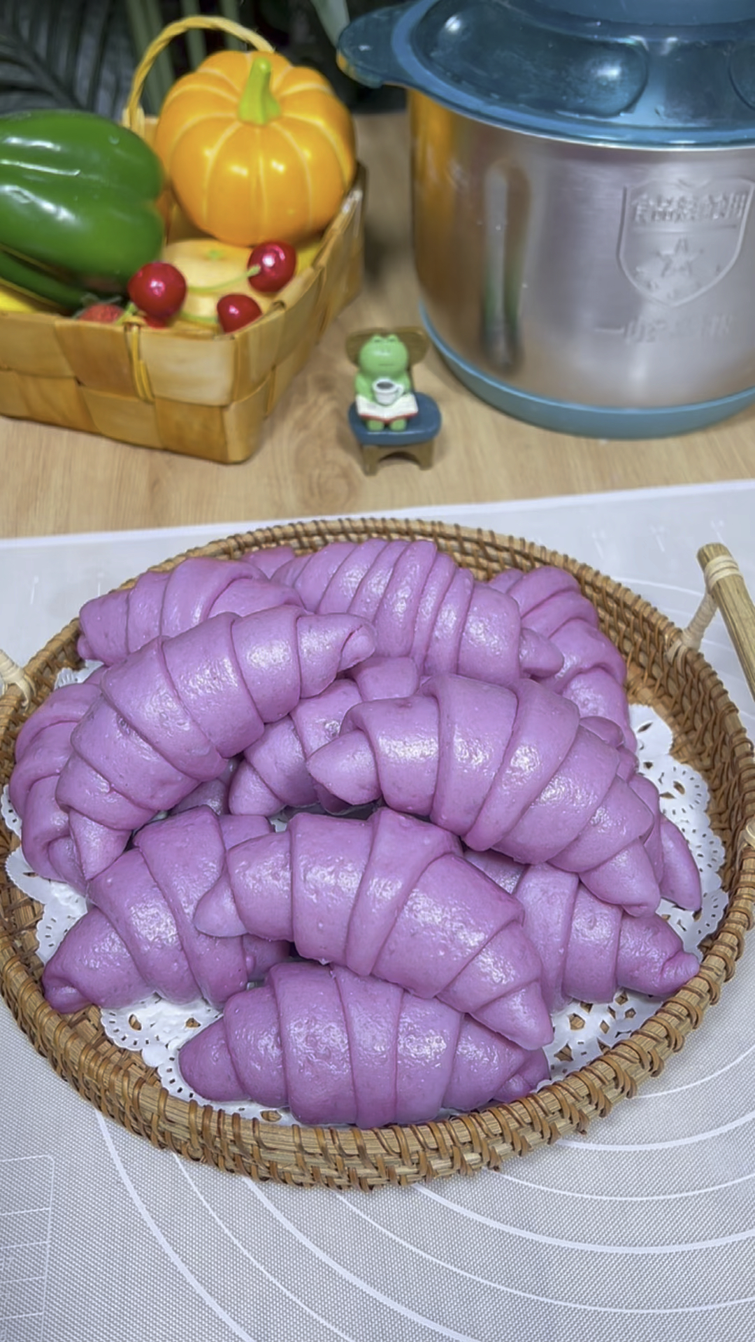 在家用发酵粉轻松做一个比面包还好吃的紫薯牛角包,做法简单软乎乎的太香了
