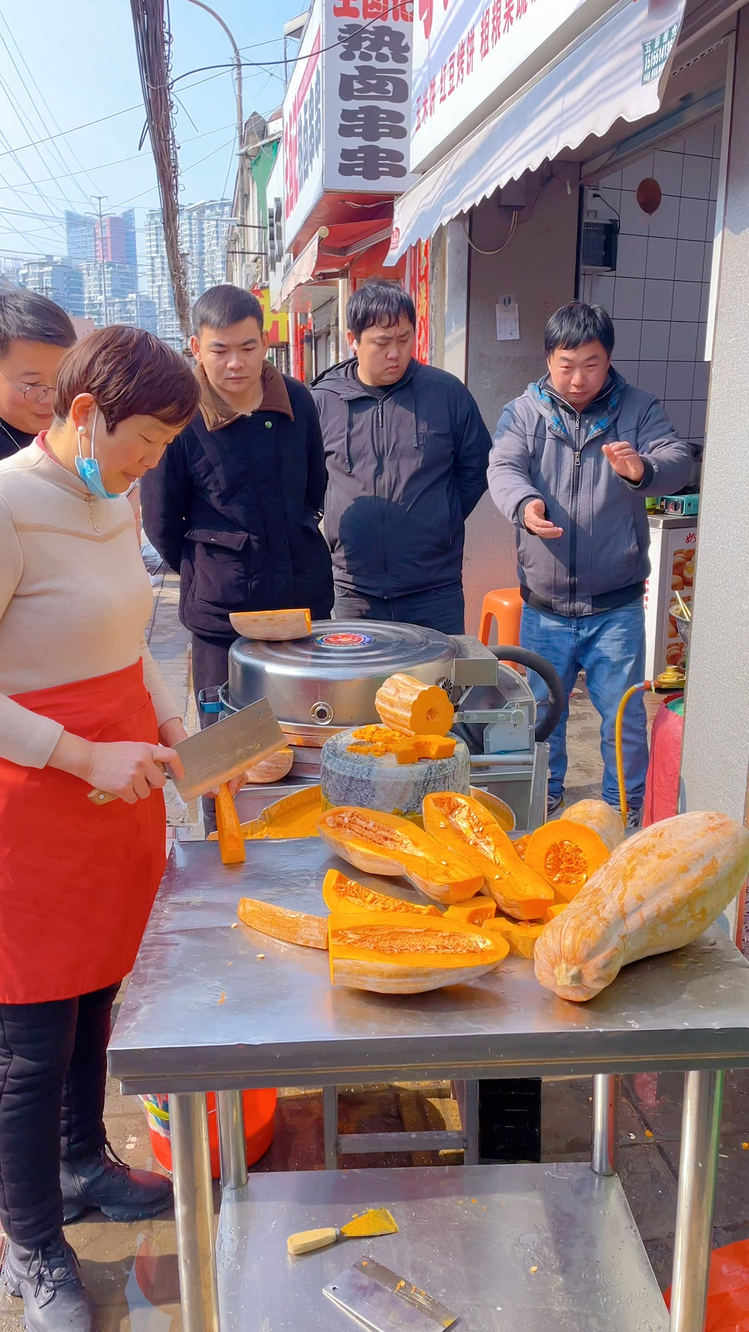 南瓜饼配方:南瓜浆500克,吉士粉10克,8克泡打粉,水500克,牛奶100克,糯米粉30