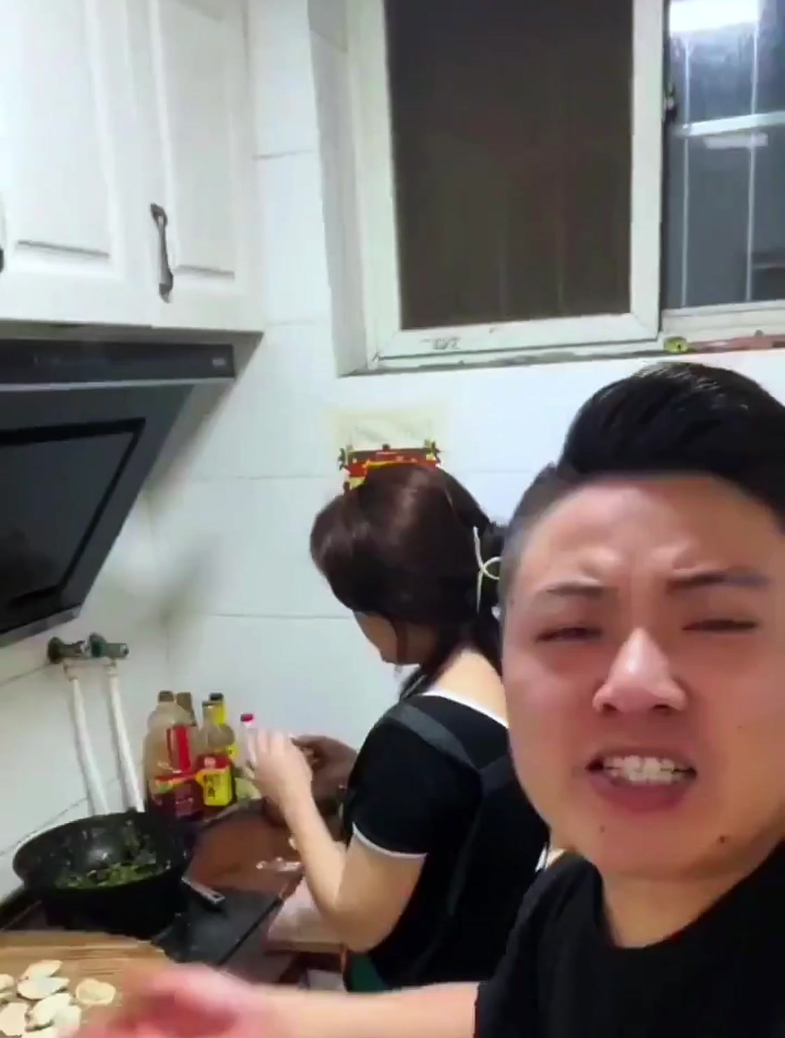 家妻献丑了,给大家表演一个包饺子!