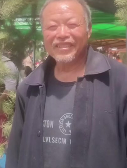 农村大爷赶会卖羊汤,五块一碗免费续汤加血,光店面就开了三家