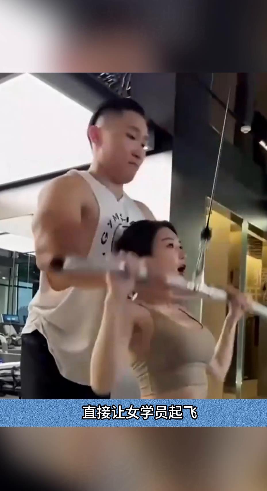美女穿性感内衣健身,不料肌肉男教练竟直接让美女起飞!