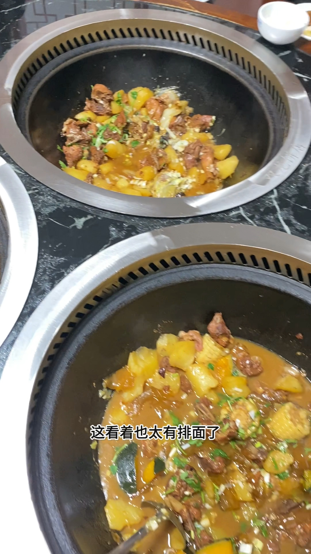 谁见过一桌子放三口大铁锅的铁锅炖