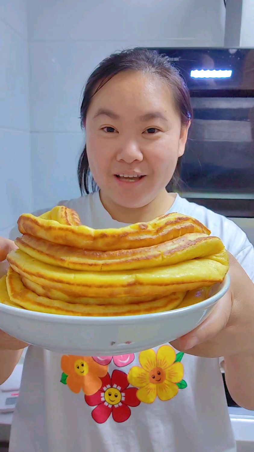 一分钟学会粗粮煎饼。它也叫烙糕,详细配比和制作流程视频里都有,哪里有问题可以问我