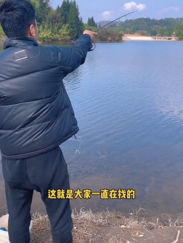 钓鱼还在苦苦手撑竿?水桶上加个这玩意,在自己钓位钓别人的鱼!