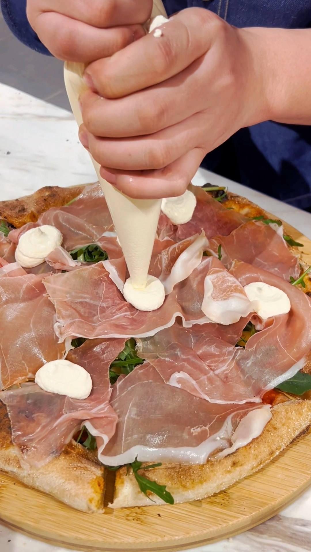 郑州最好吃的披萨!在450度高温的意大利窑炉里,只需60秒一份纯正的12寸意大利那不勒