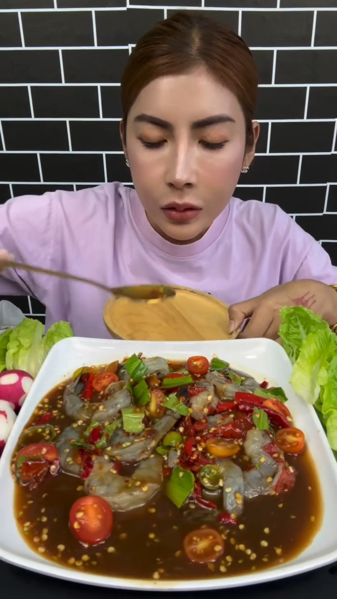 泰国人最爱吃的料理,制作简单味道完美,软糯生虾搭配爽脆生菜萝卜,咀嚼音拉满