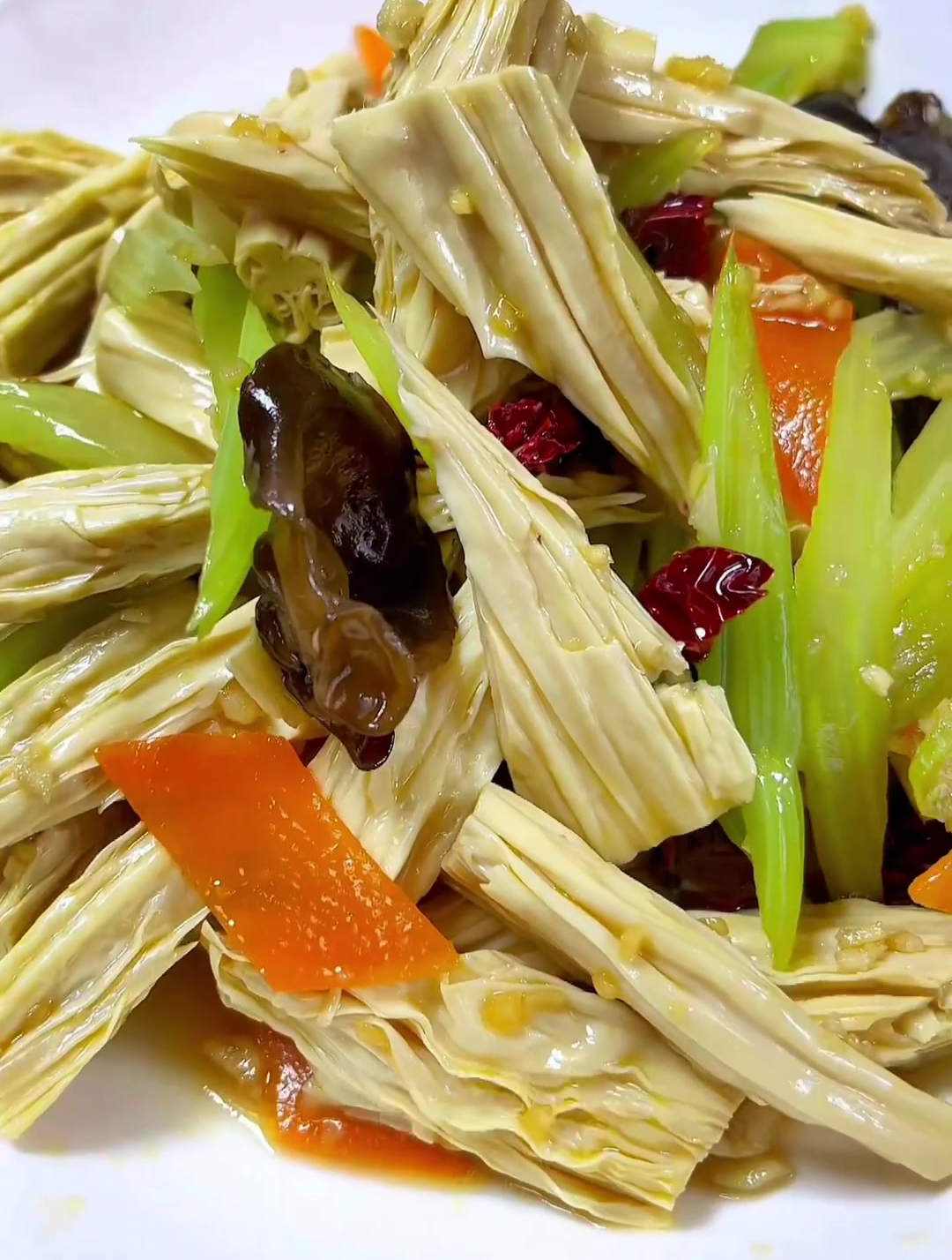 西芹拌腐竹,清爽解腻的下酒菜