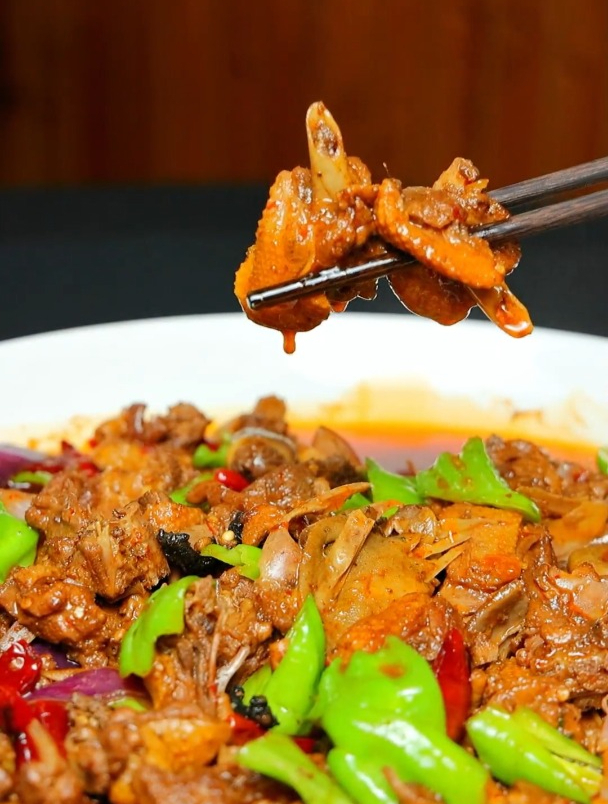 今天做一道红烧麻鸭,不腥不柴,又香又入味,吃起非常过瘾哦!