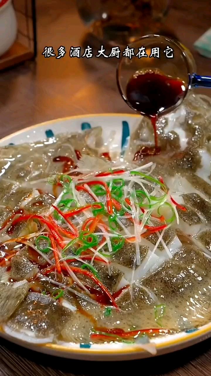 年夜饭的餐桌上少不了这道清蒸多宝鱼,肉质鲜嫩,全家大小都爱吃