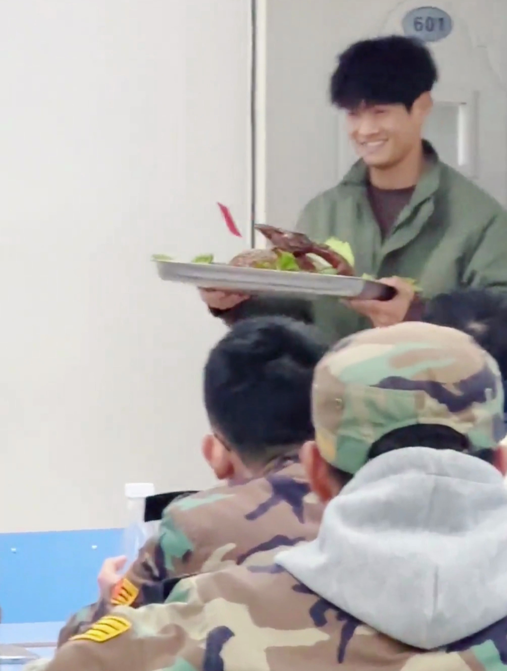 新学期班主任亲自下厨,为同学们送上“快乐鸭”“幸福鸭”