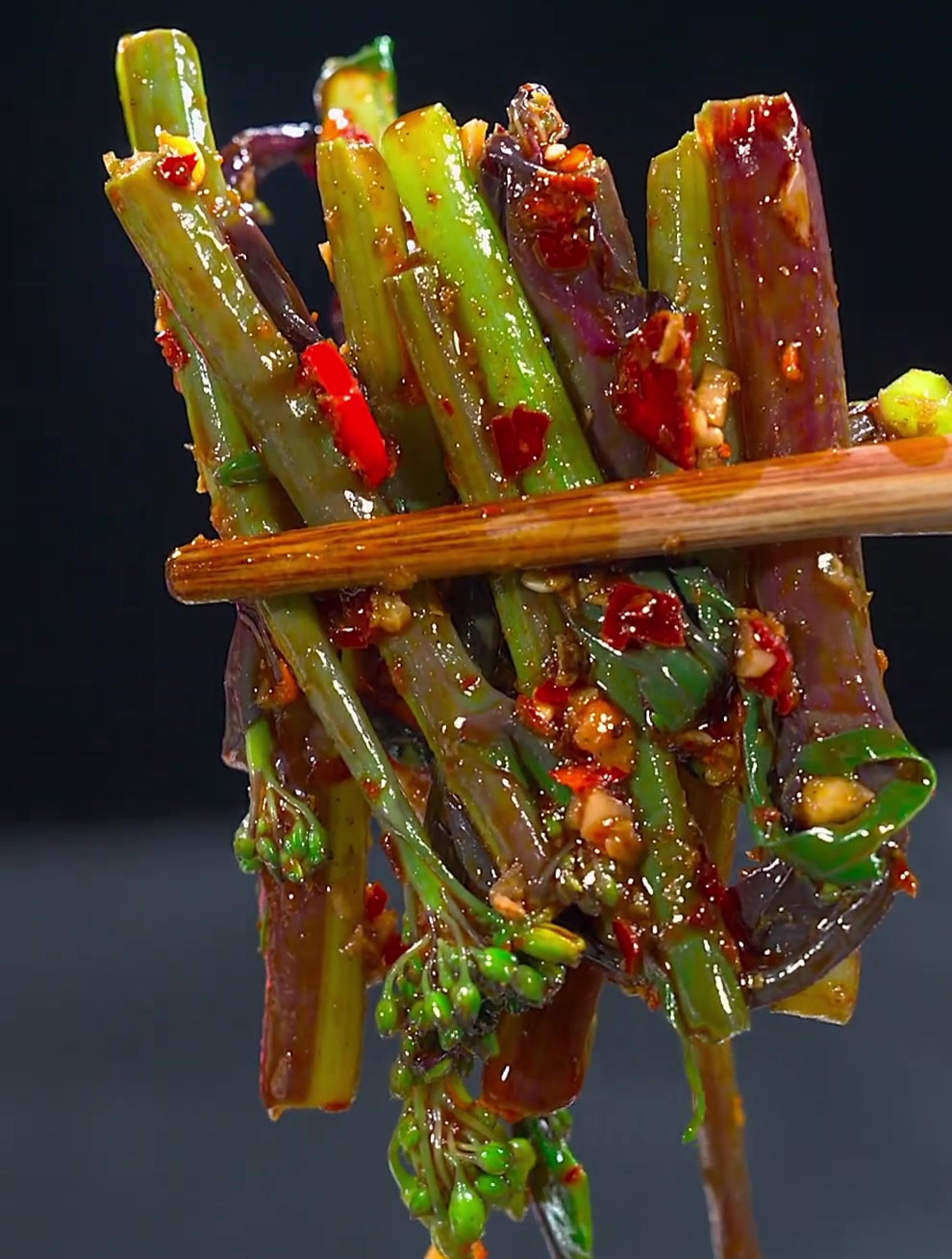 这几天的油菜头又嫩又脆,除了炒还可以凉拌,酸辣脆嫩,特别爽口