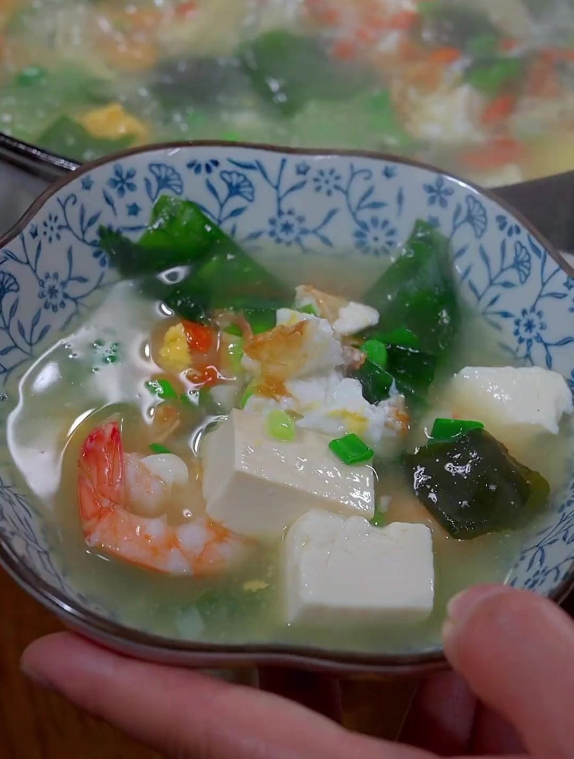 这道裙带菜豆腐汤,汤鲜味美,孩子喝不够