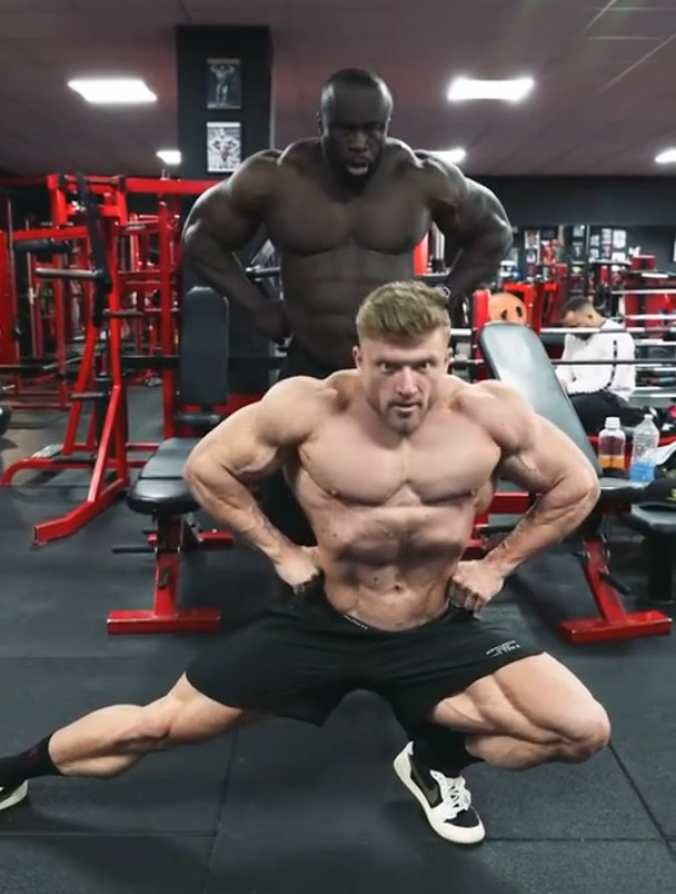 这俩哥们名副其实的黑白双煞,绝对黑白分明 肌肉男