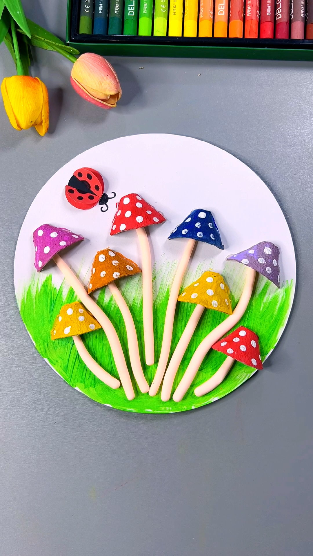 用鸡蛋托就可以和孩子做一个春天小手工啦,简单有趣。#幼儿园手工 #春天的色彩