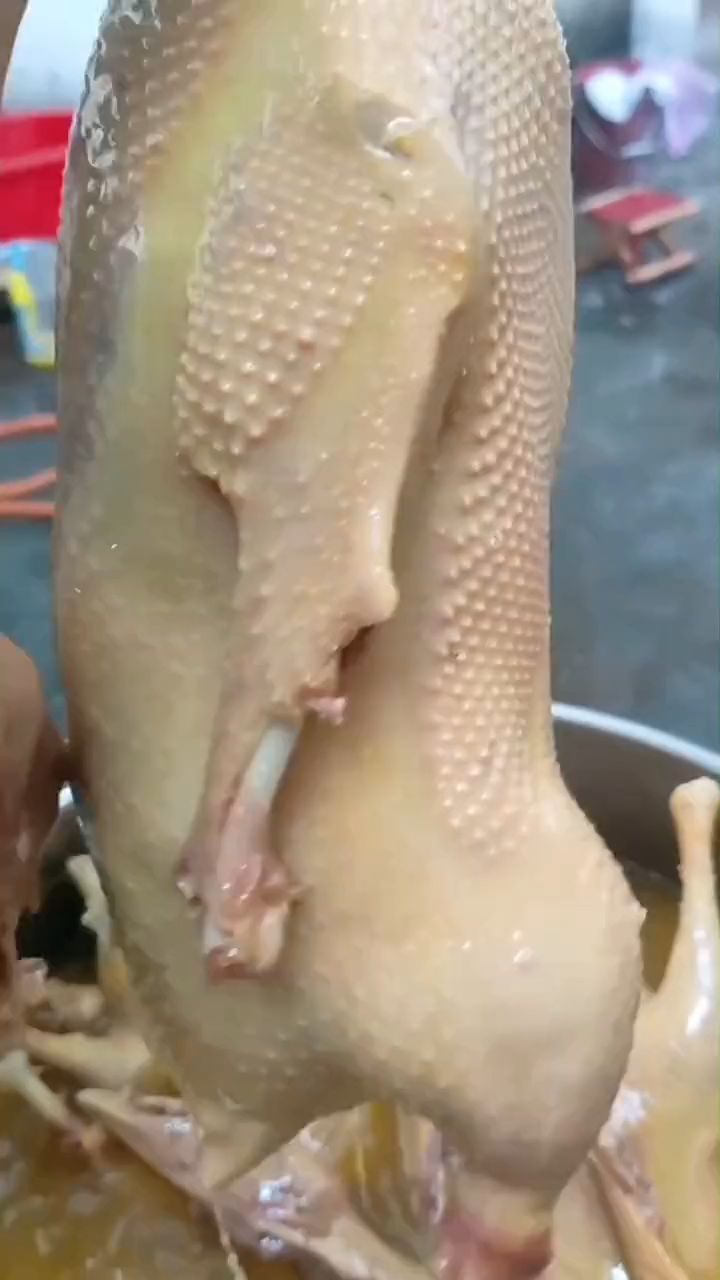 正宗南京盐水鸭,皮薄肉厚因为这是散养鸭,鸭肉淳香Q弹