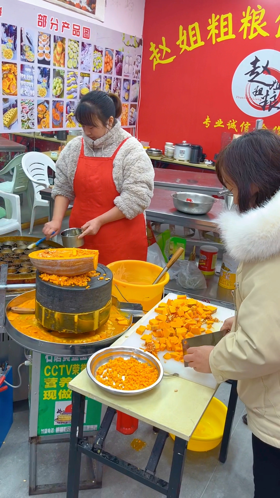 南瓜饼做法:一斤南瓜磨碎加入白糖60克,牛奶100克,酵母6克,吉士粉10克