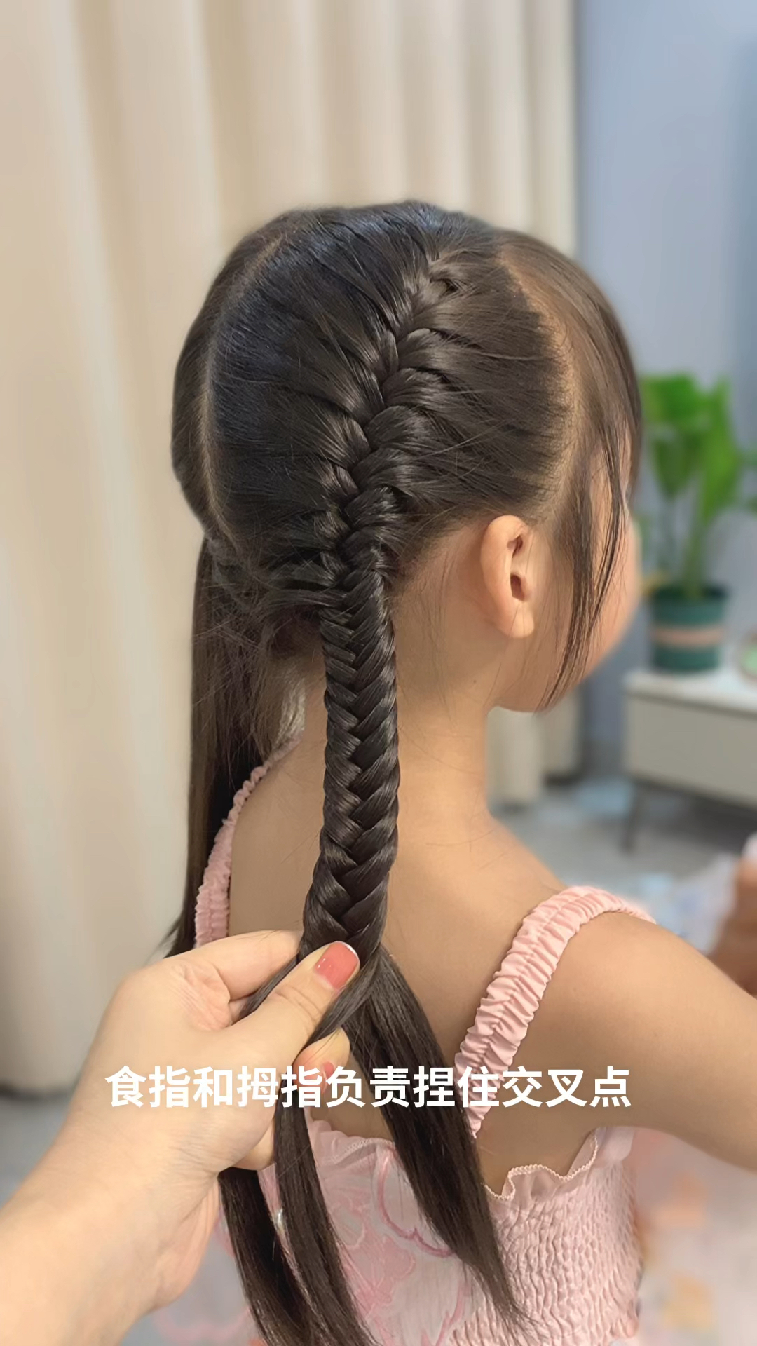 满头鱼骨辫换手慢动作教程