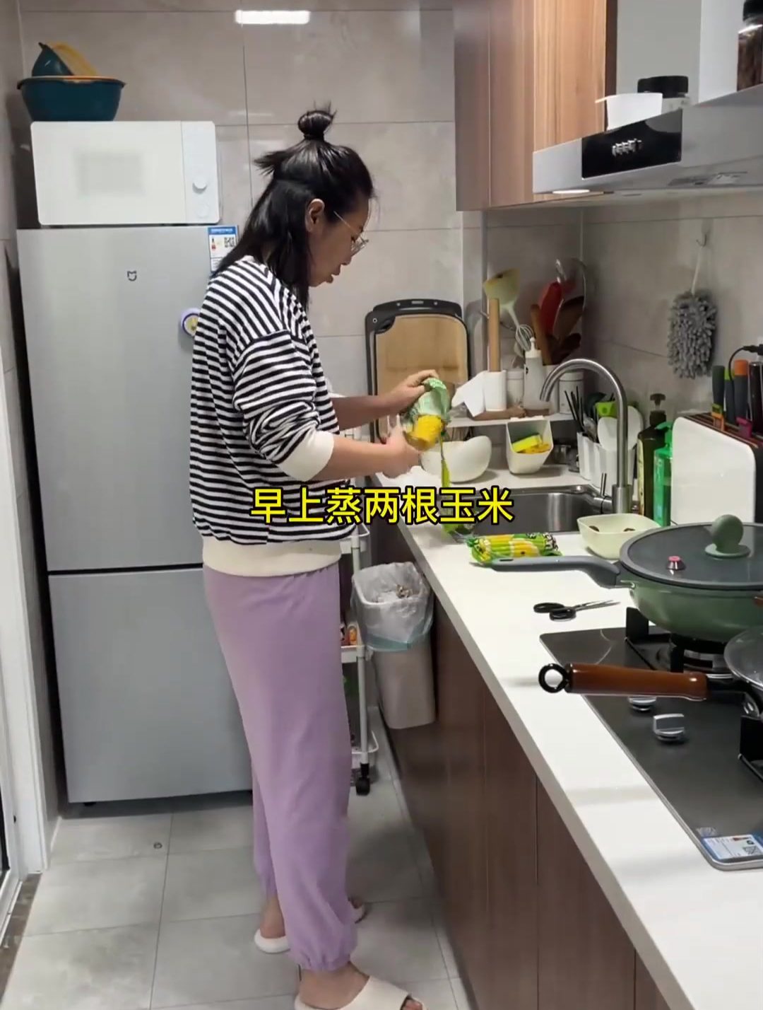 北漂小夫妻工作日的一天,早上起床做了早餐,早餐在家吃元气满满