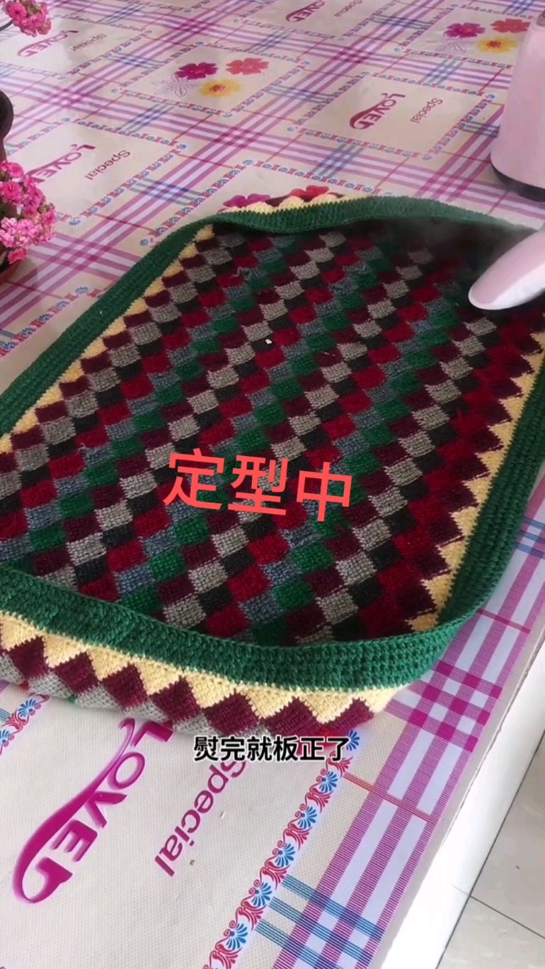 定型中:蒸汽式熨烫,让织物更板正