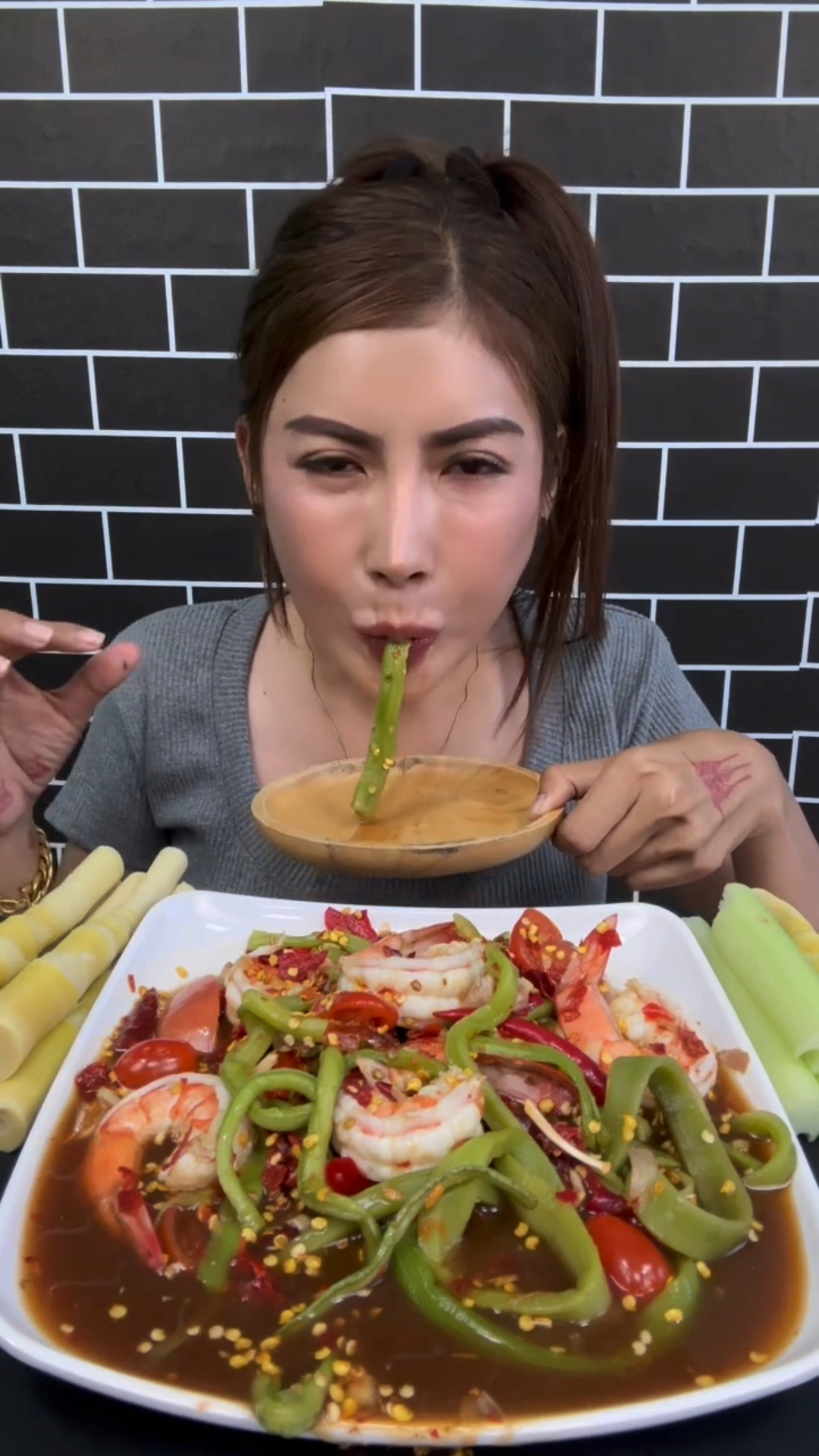 泰国居然也有贡菜,海鲜虾搭配又脆又长的贡菜,吃起来像在嘴里放鞭炮,口感好到爆炸