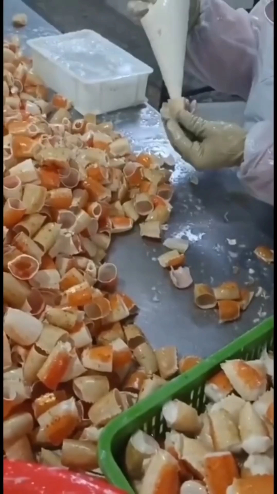 这做的是螃蟹腿吧,吃完了肉,壳都得回收吧。