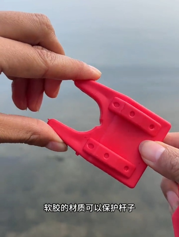 钓鱼还在苦苦手撑竿?水桶上加个这玩意,在自己钓位钓别人的鱼!