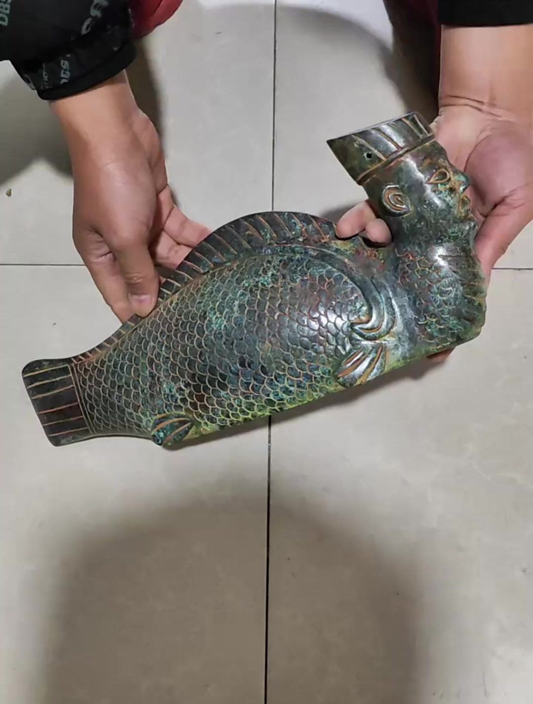 老爷子地里干活挖到的老物件,竟是人首鱼身,让人看了就想笑