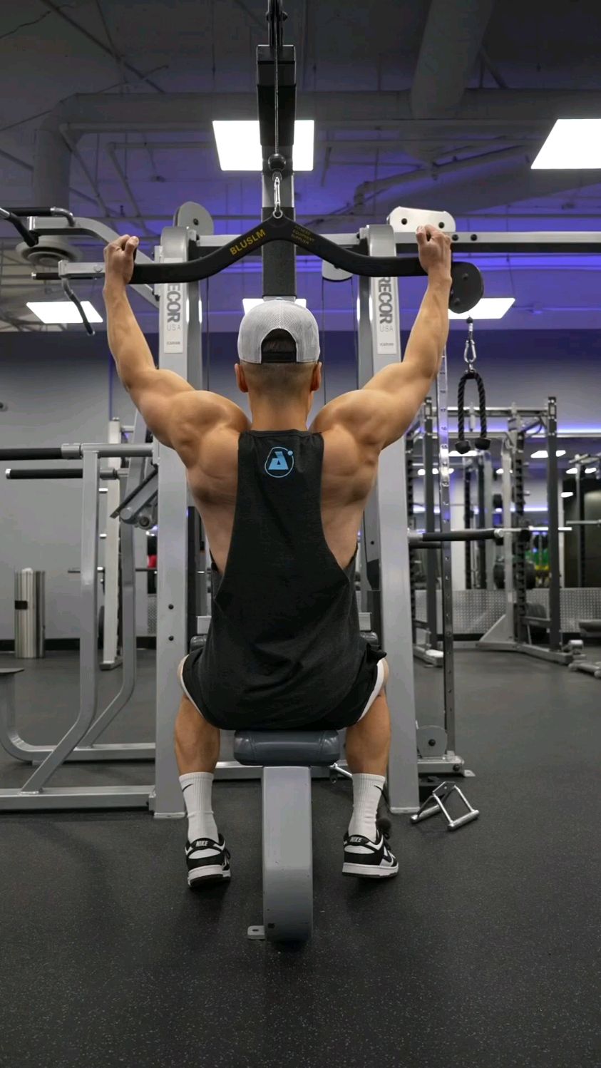 想要更宽阔的背部肌肉,应该优先选择可以最大化肌肉拉伸的动作