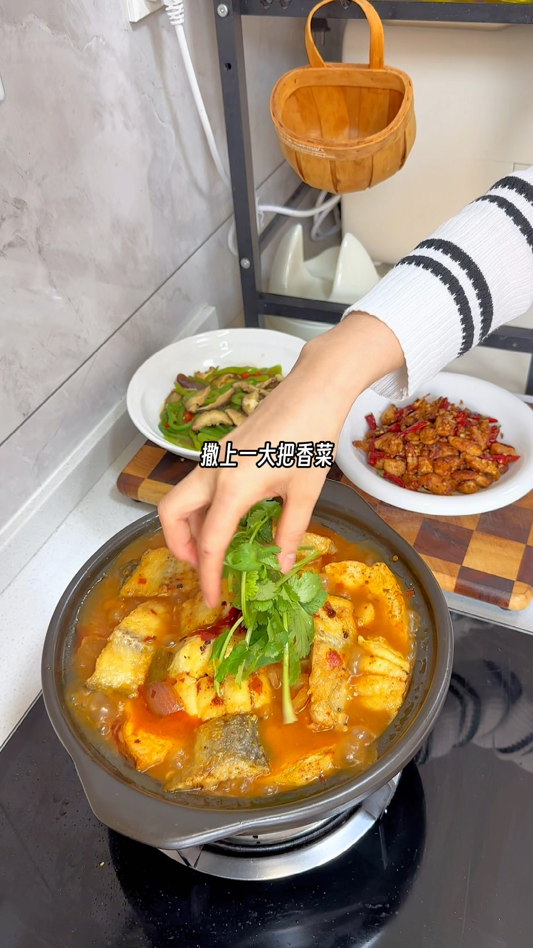 在家做饭不点外卖,豆腐鱼煲、辣子鸡丁,这午餐也太下饭啦