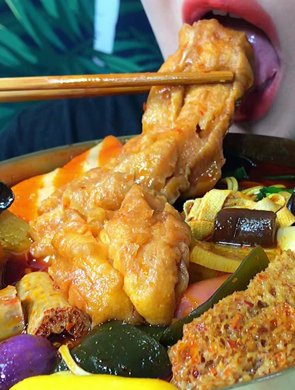 沉浸式吃爆辣麻辣烫,吸汁油条绝绝子,巨好吃