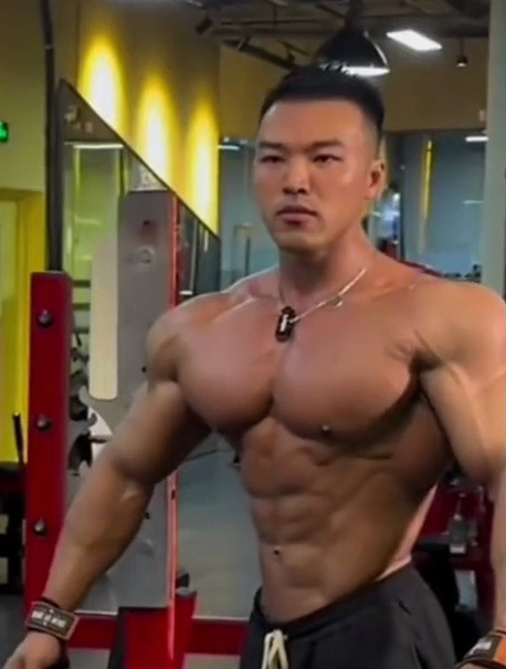 肌肉饱满的帅哥 肌肉男