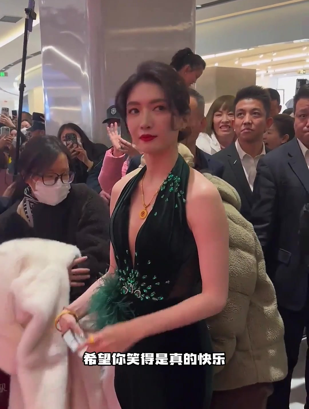 江疏影穿深v礼服,也太美了