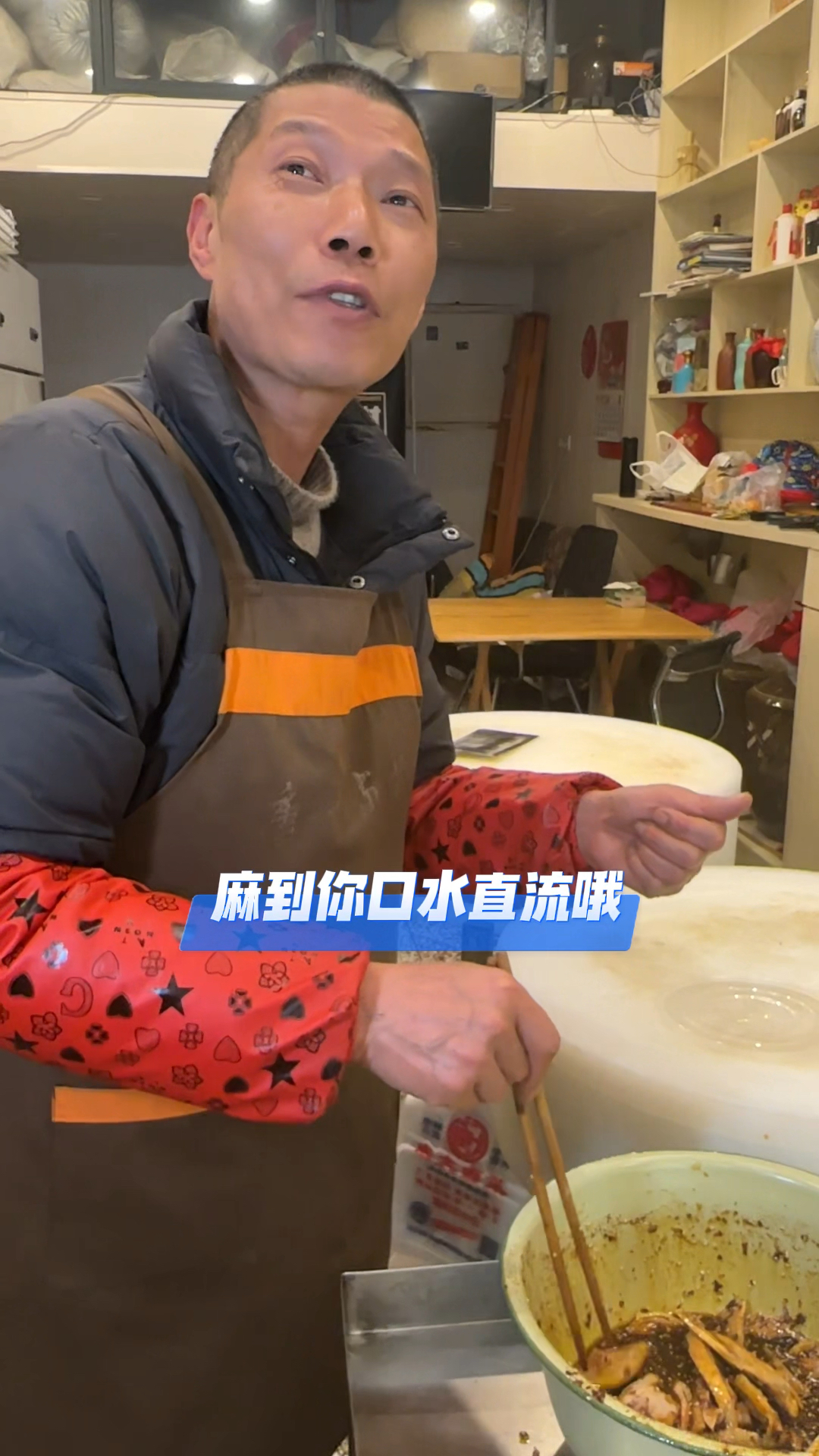 专门从渝北跑到南坪来吃这家已经有30年的卤菜店,他们家的口水鸡,佐料好足凭实力出圈