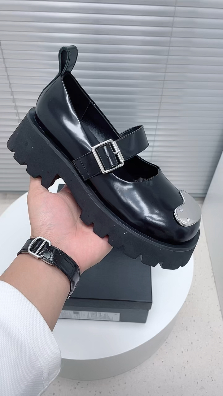 欧货厚底松糕鞋。