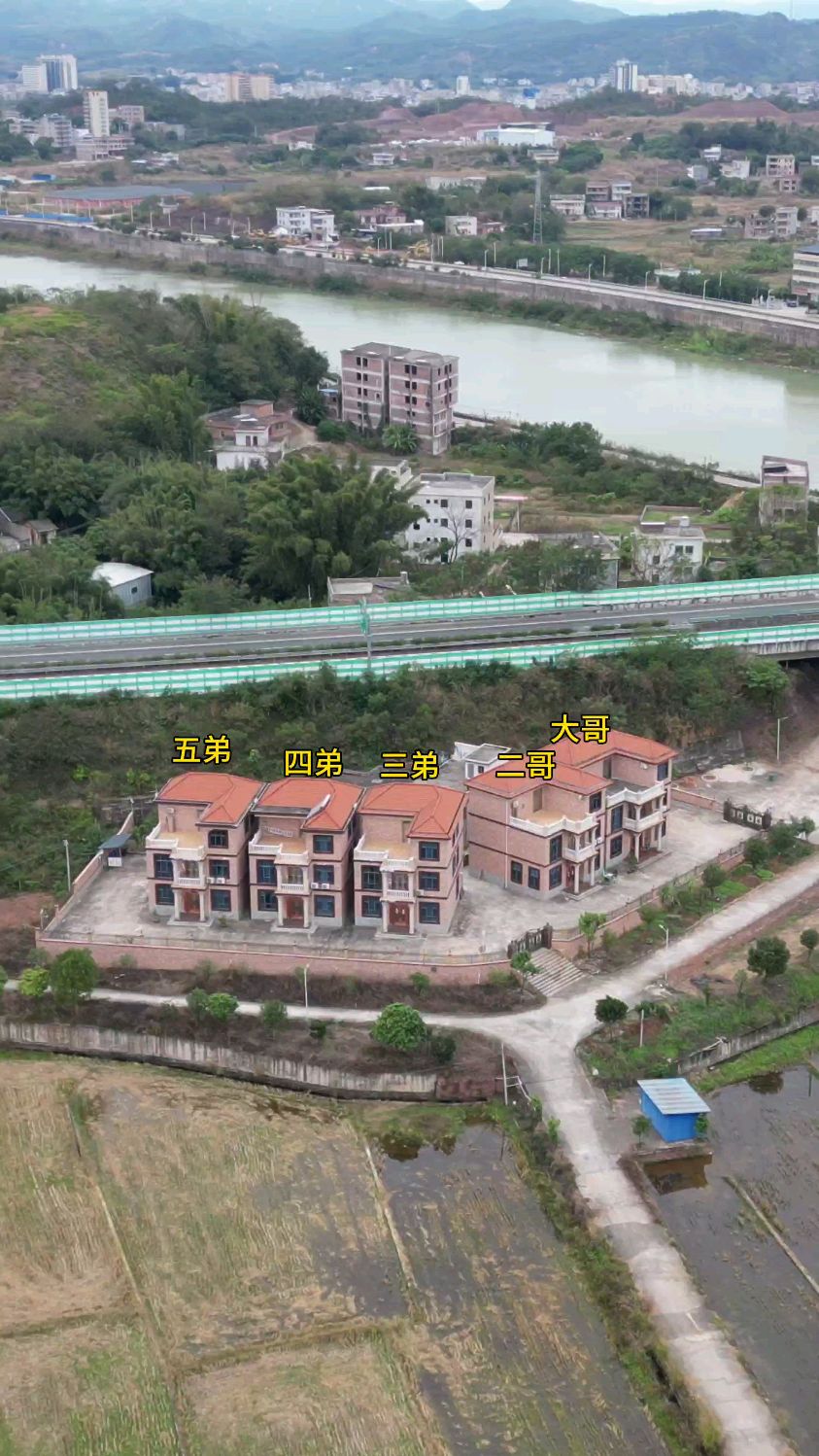 五兄弟相约一起建房,老父亲说一定要并排整齐建在一起,为何最后大家方向都不同呢?