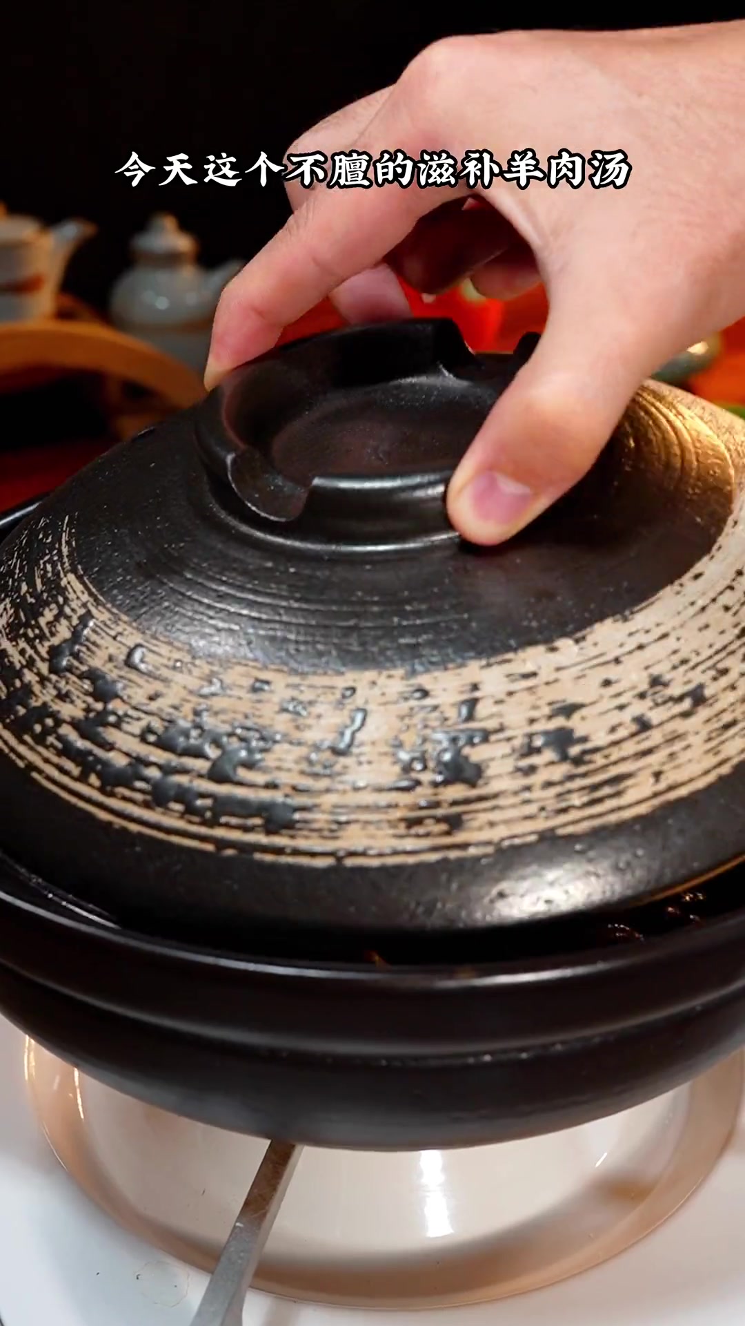 冬季最适合喝滋补羊肉汤了,有肉又有汤,汤鲜味甜又不膻