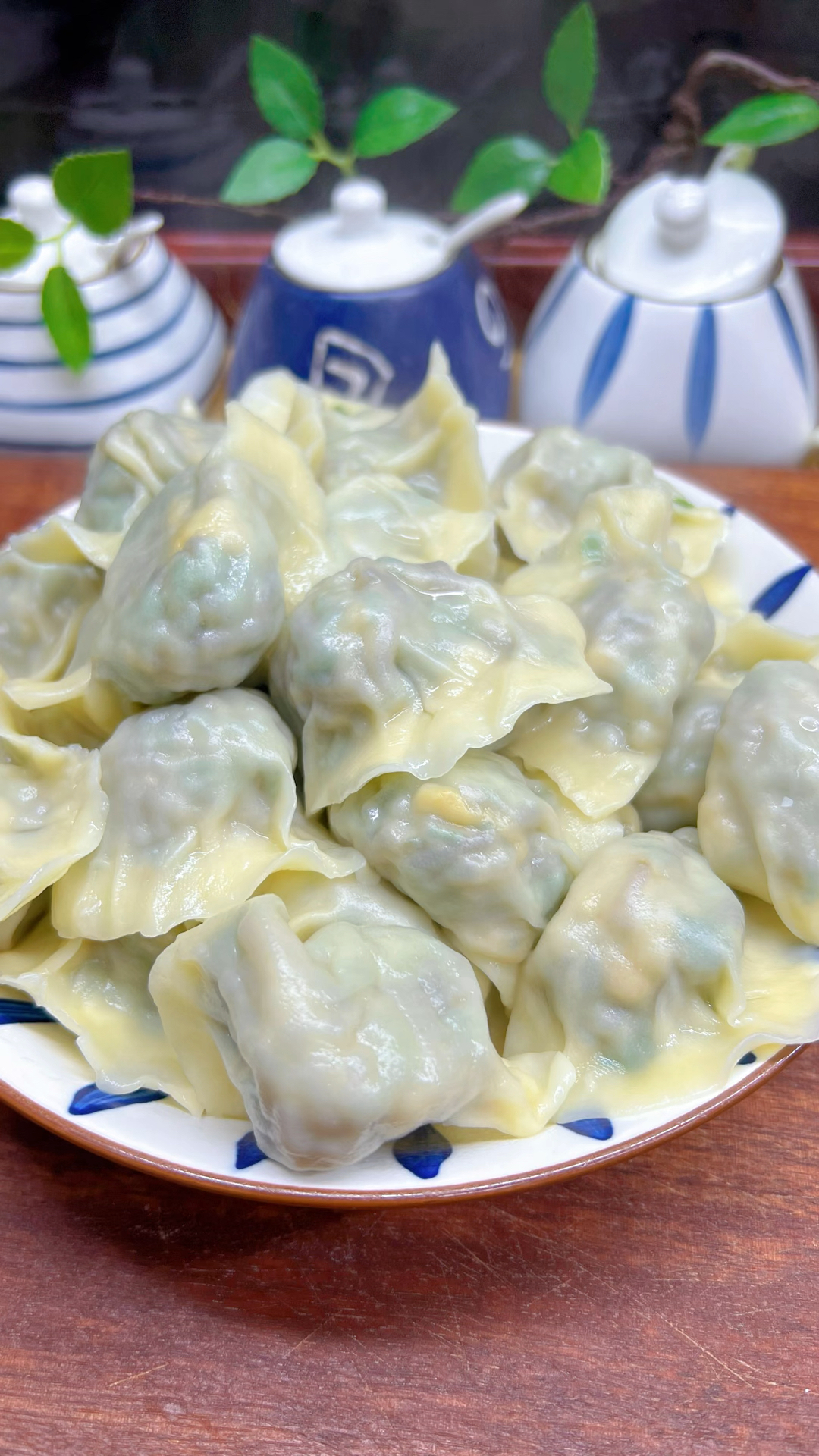 用香菜包饺子,原来这么好吃,教你调馅秘诀,鲜香味美太香了