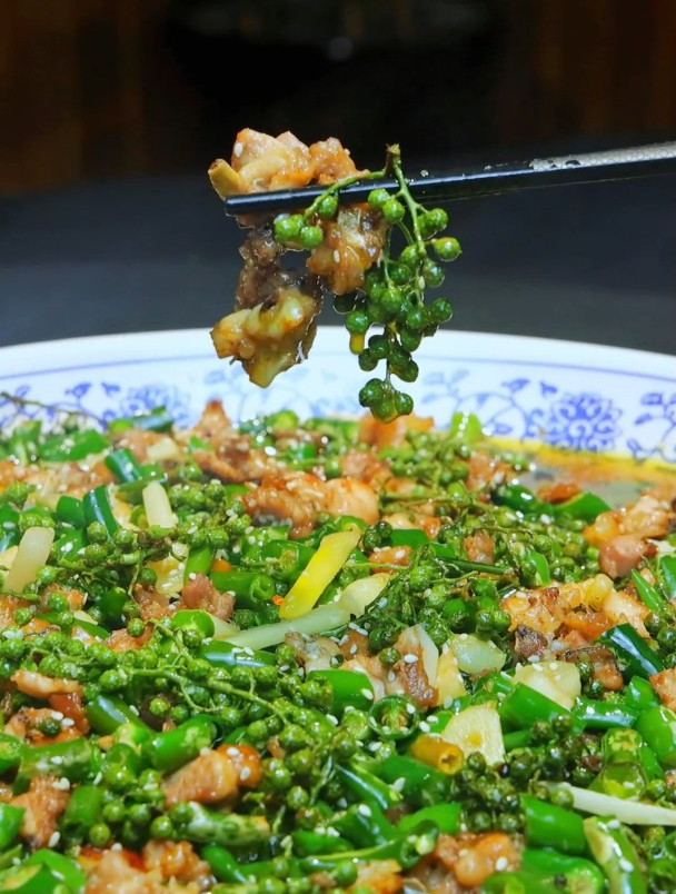 今天做一道够麻够辣的江湖菜鲜椒鸡,这才是江湖菜该有的样子