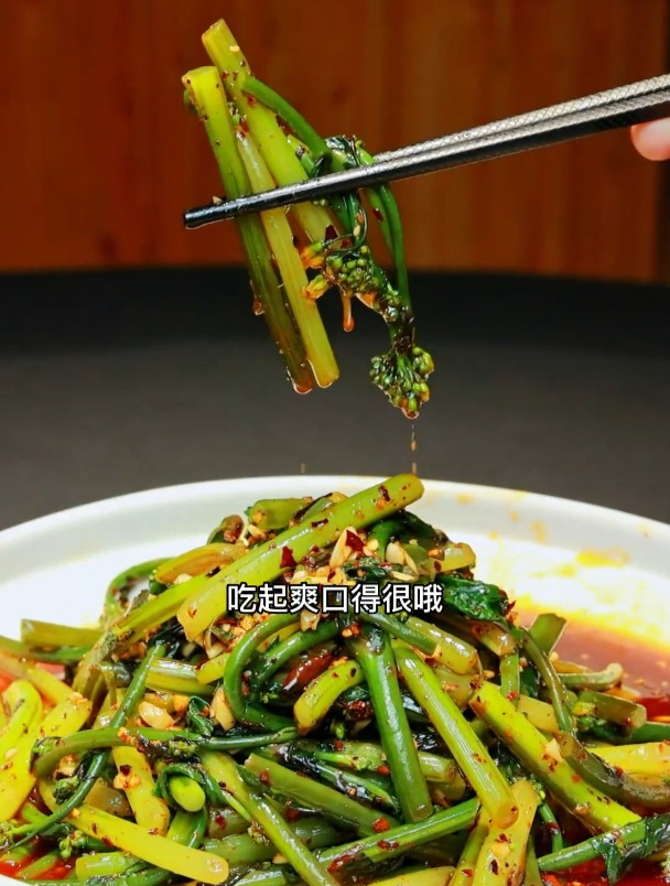 春天正是吃油菜苔的季节,像我这样做个凉拌油菜苔,又脆又嫩